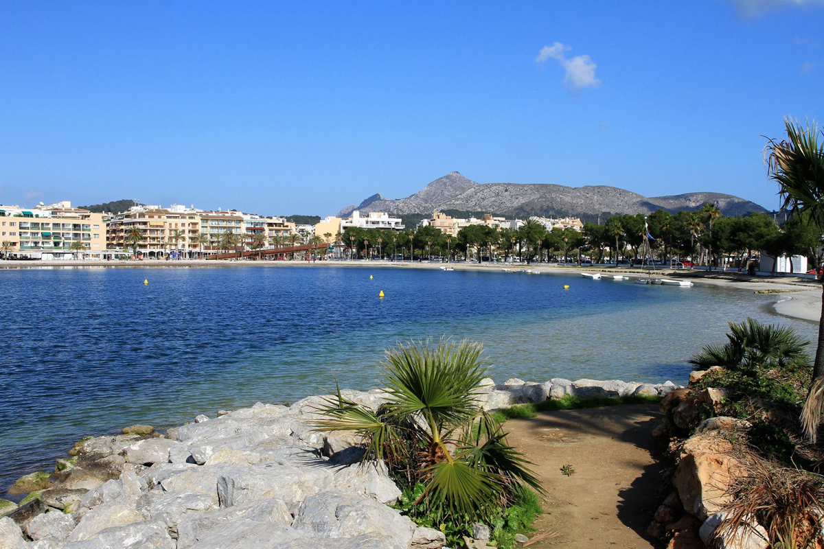 Yachthafen Puerto De Alcudia Mit Angrenzendem Feinen Sandstrand 